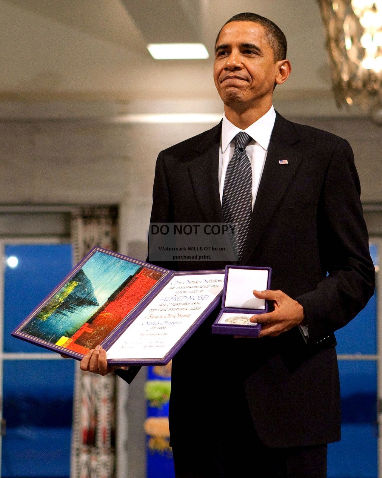 PRESIDENT BARACK OBAMA RECEIVES NOBEL PEACE PRIZE IN 2009 – 8X10 PHOTO (EE-148)
