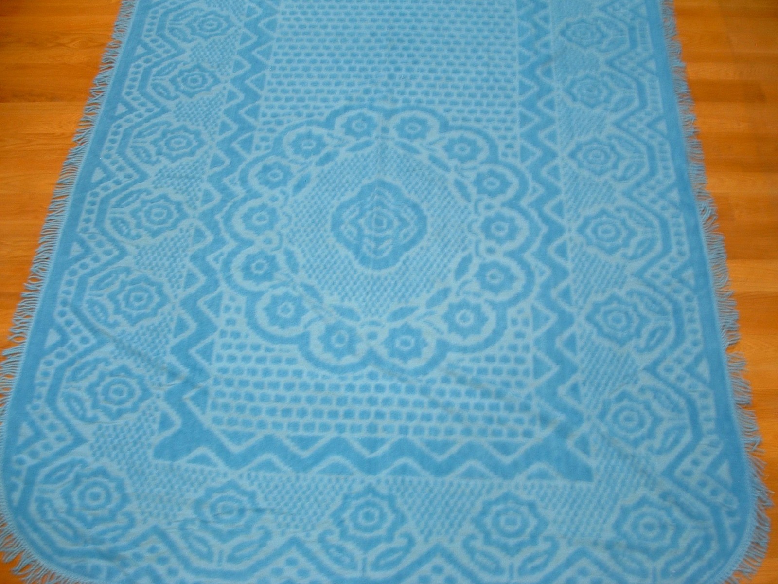 Vintage 1950’s 100% Polyester Blue Floral Medallion Chenille Bedspread 78″ X 102