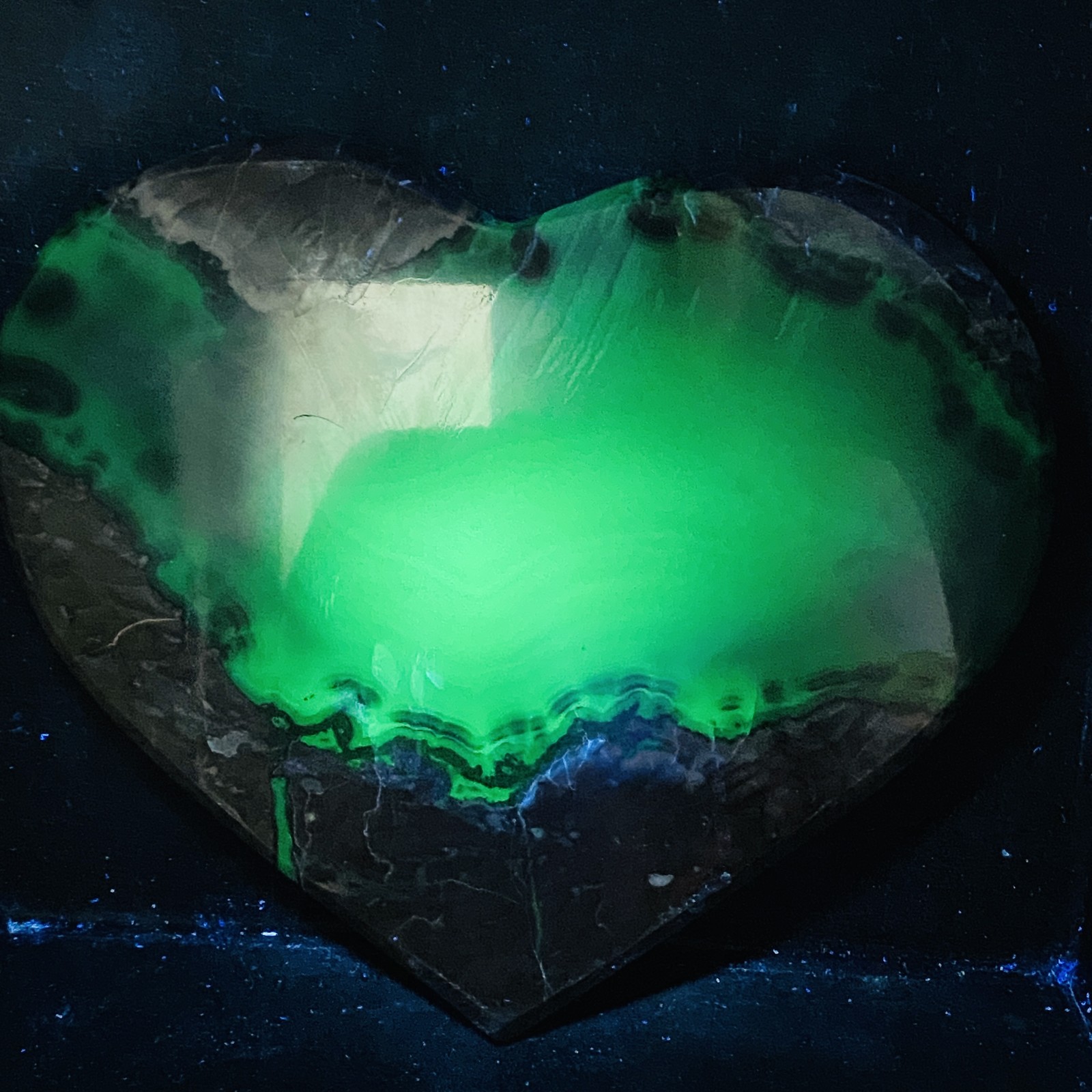 Natural Rare Volcanic Agate Crystal Heart carving 4560G (UV reactive crystal)