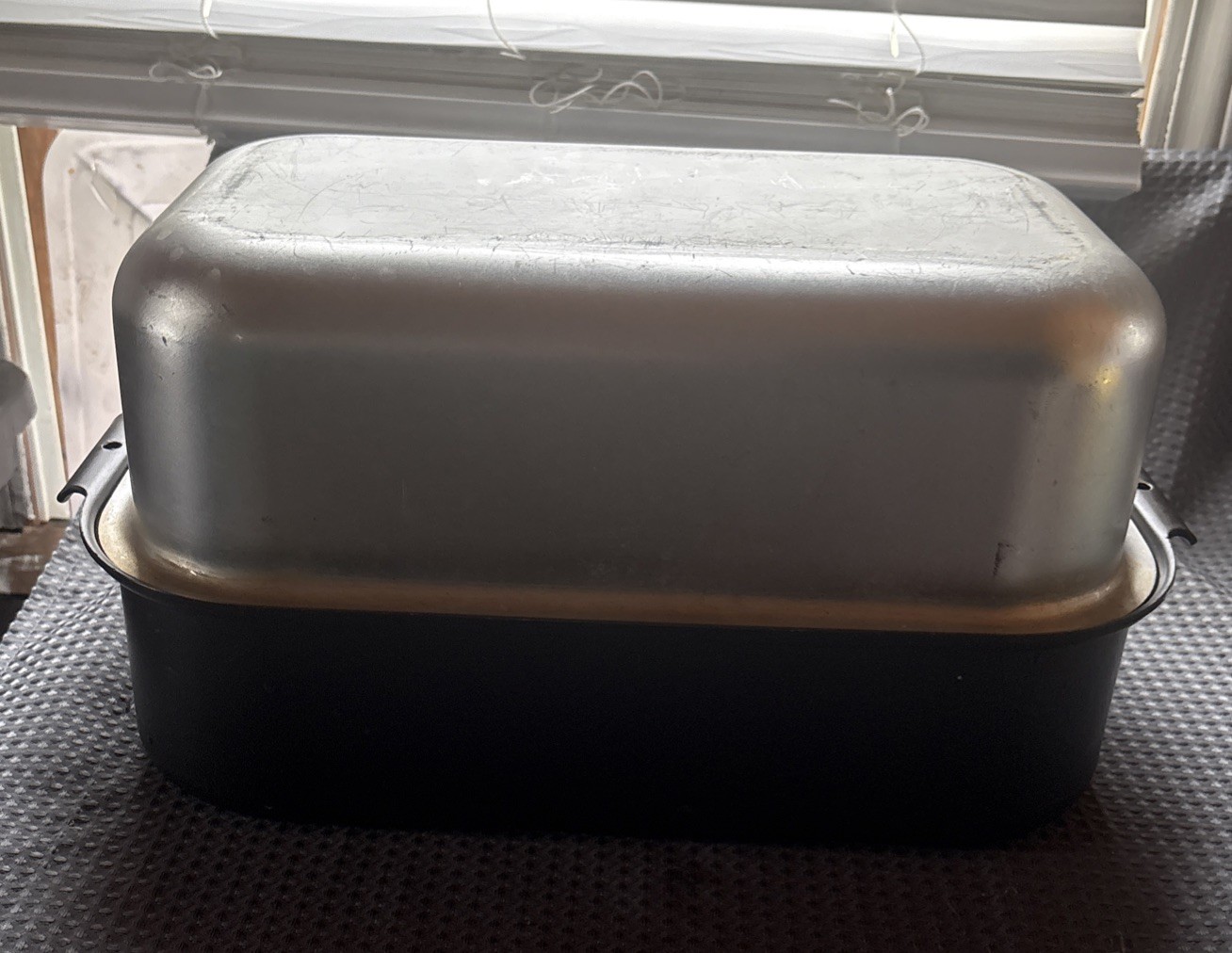 Vintage Miracle Maid Roaster/ Lid, Made In West Bend WI USA. 16.5 X 10 X 4.5″