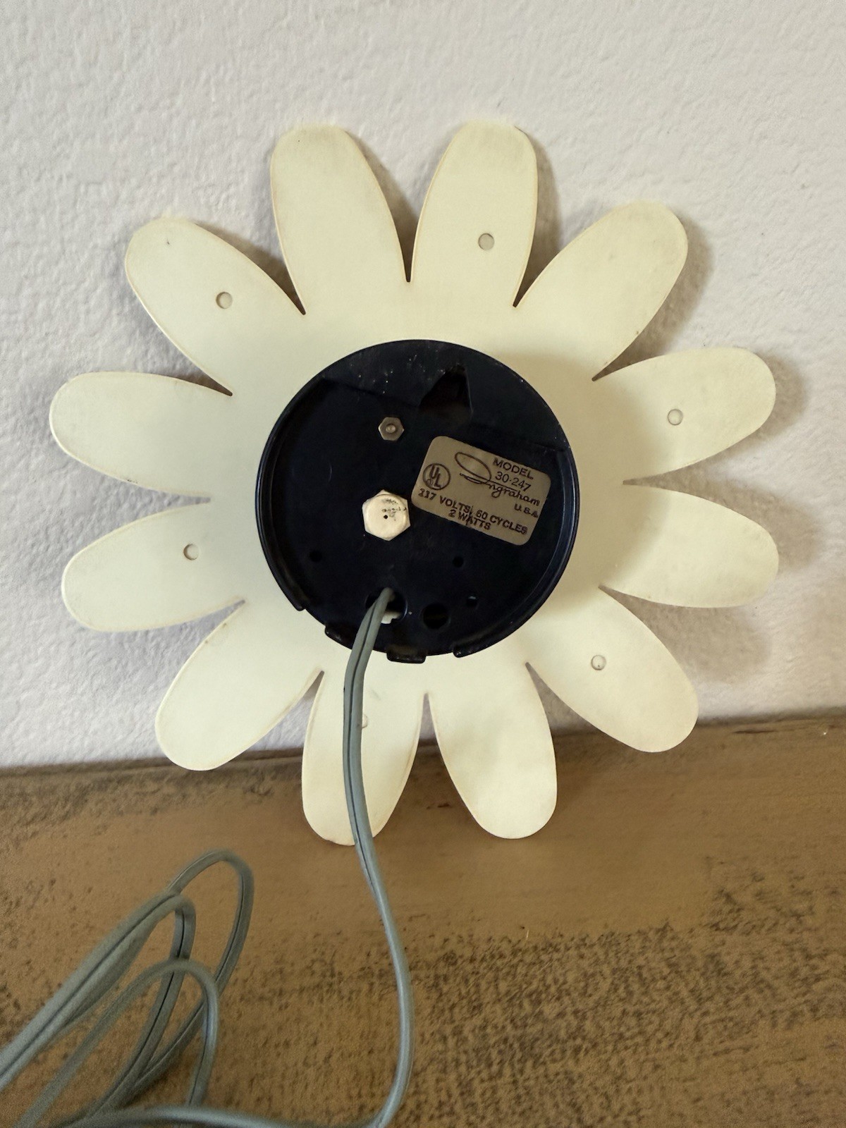 Vintage Ingraham Flower Clock Working White Yellow Black FLAWS