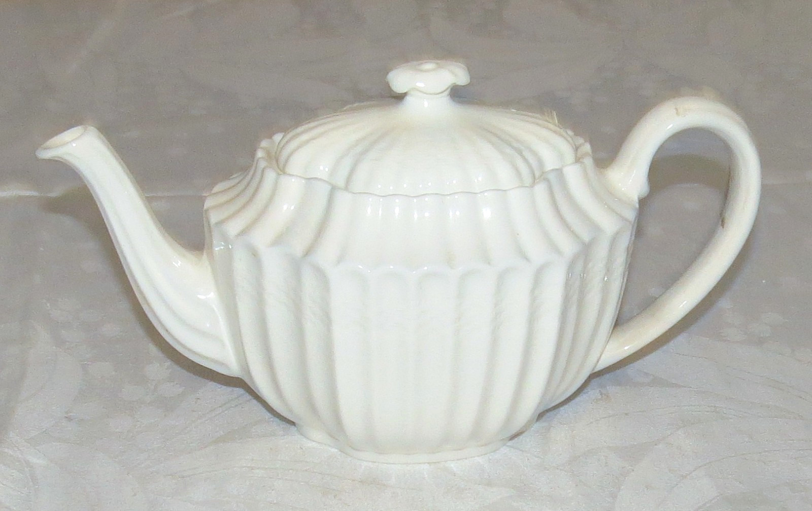 Spode Chelsea Wicker Full-size Teapot: 11.1/4 inches Handle to Spout: 6 in tall