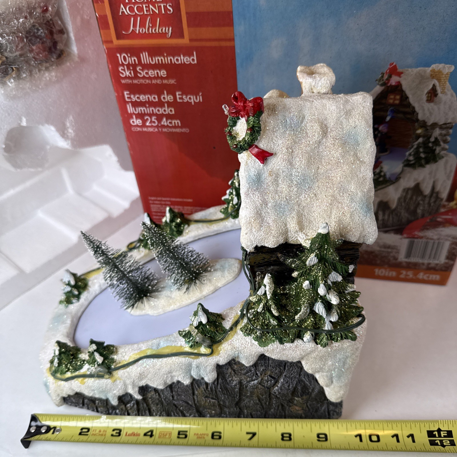 Home Accents Holiday 10″ Illuminated Ski Scene w/ Motion & Music – 4 Figurines