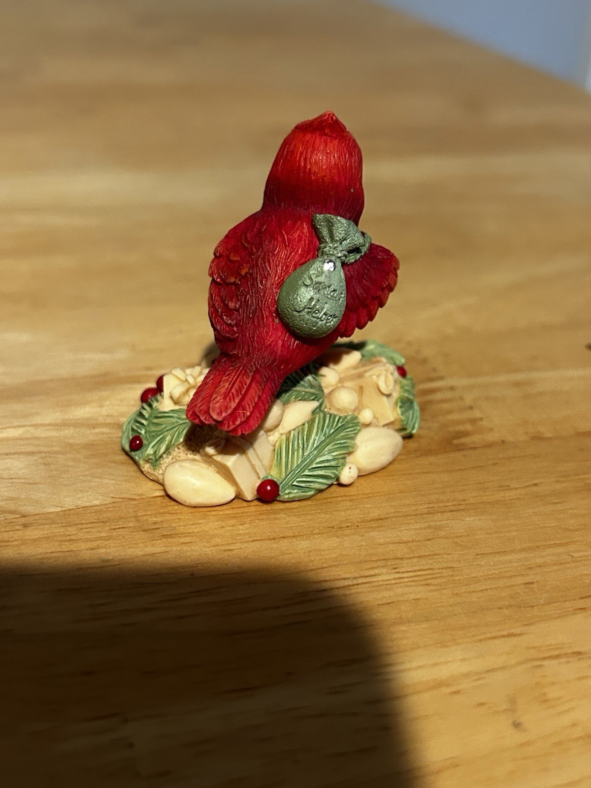 Presents for the Birds – Cardinal with bag Heart of Christmas Figurine – 6003895