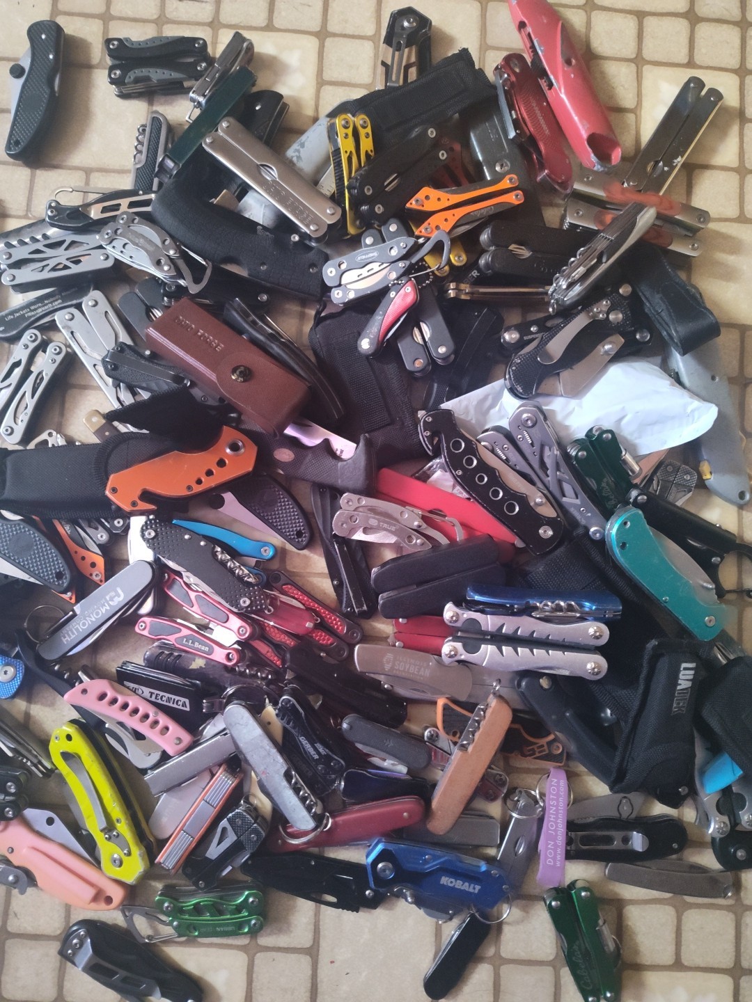 Random TSA Confiscated Knifes, Multi tools, Pliers, Lot