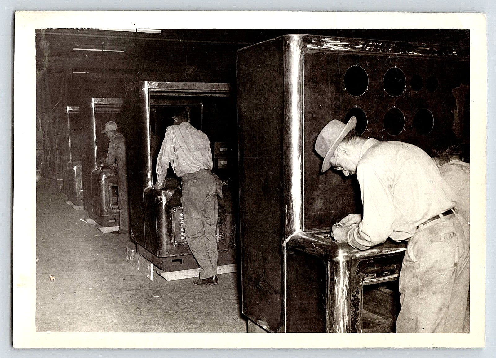 ANTIQUE VINTAGE PHOTO PICTURE MEN WORKERS BUSINESS METAL MANUFACTURING