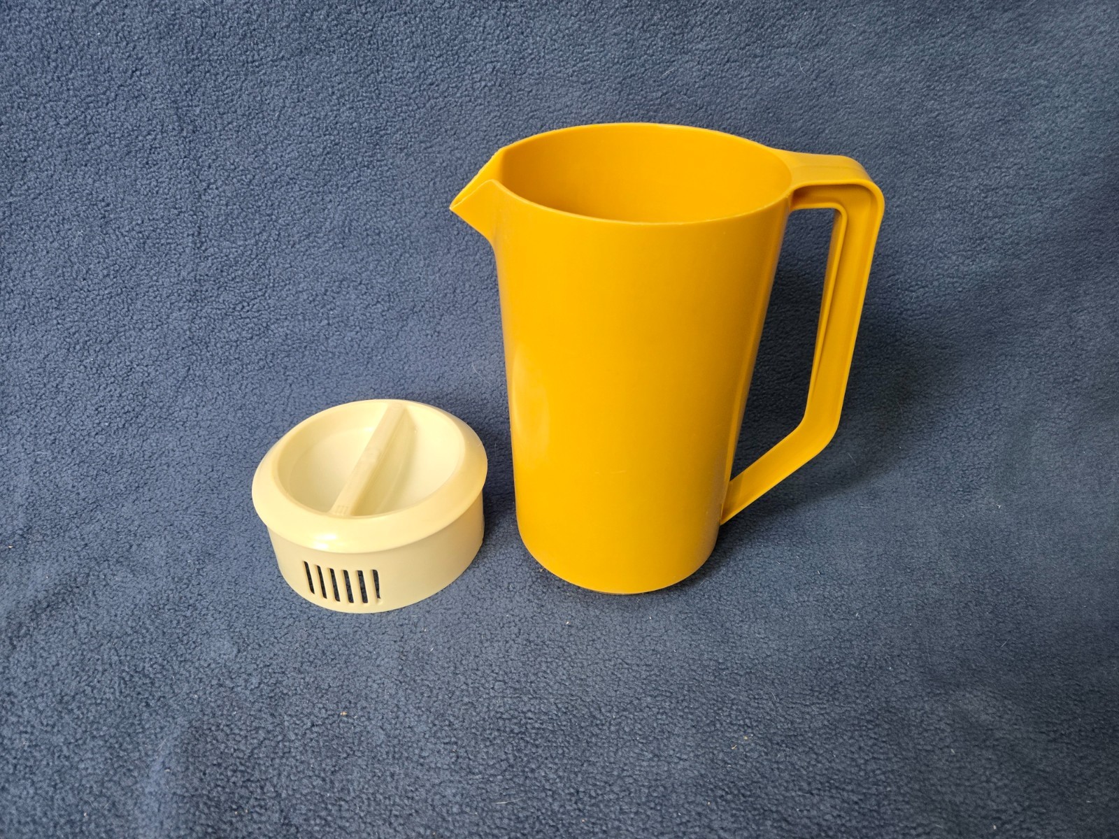 Vintage Yellow Rubbermaid 2 1/4 Quart pitcher J 2445 With Lid | 1970s | GUC