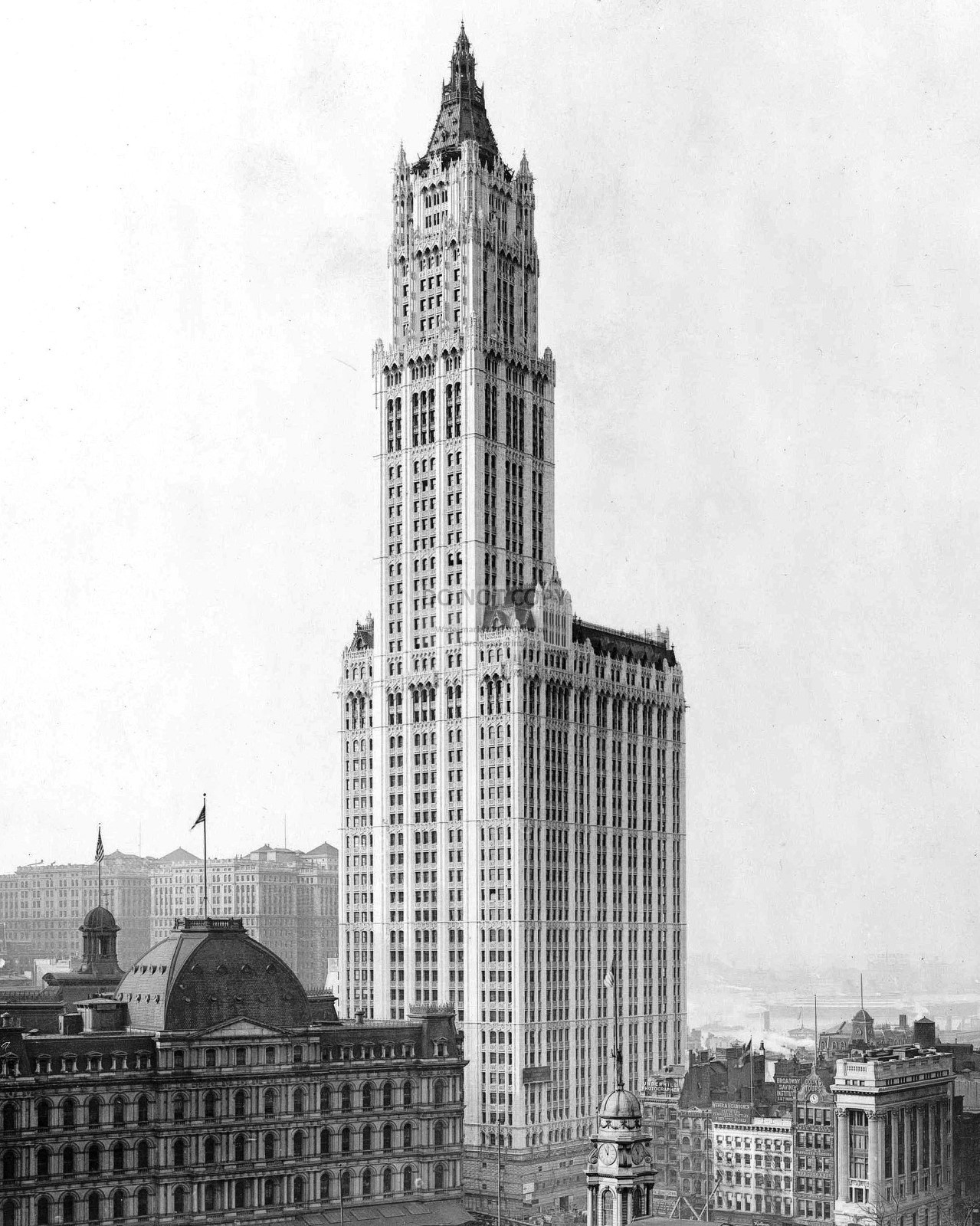 THE WOOLWORTH BUILDING IN NEW YORK CITY, CIRCA 1913 – 8X10 PHOTO (DD-134)