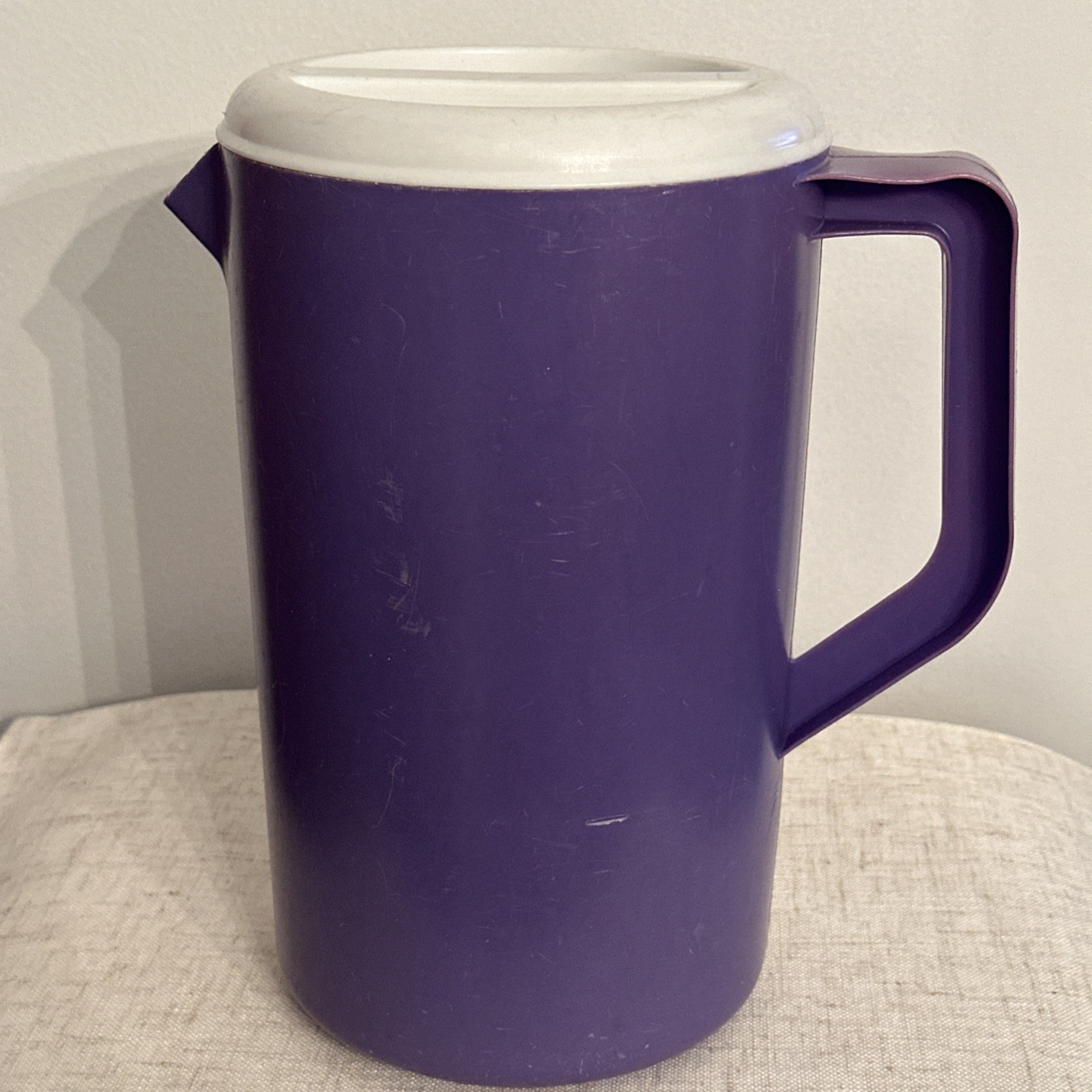 Rare Rubbermaid 1 Gallon Pitcher Purple #2718 With White Lid USA Made Vintage