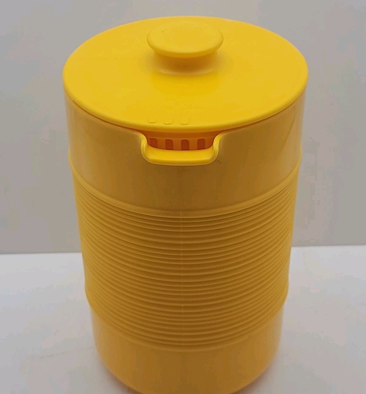 Vintage Rubbermaid Yellow Ribbed 2 QT Pitcher With Lid 2678 Very Nice!