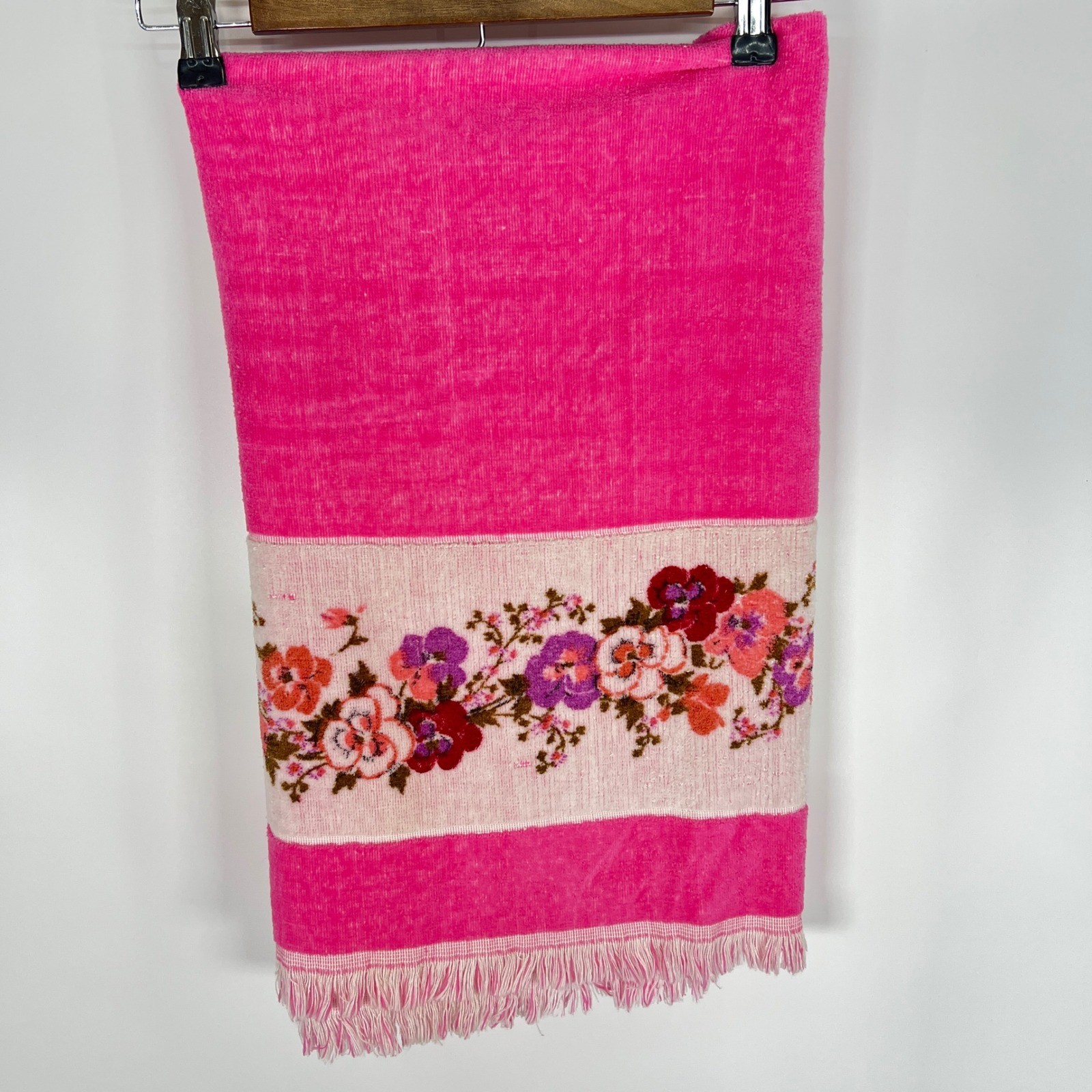 JC Penneys Vintage Hot Pink Floral Pansy Fringed Terry Cloth Bath Towel Retro