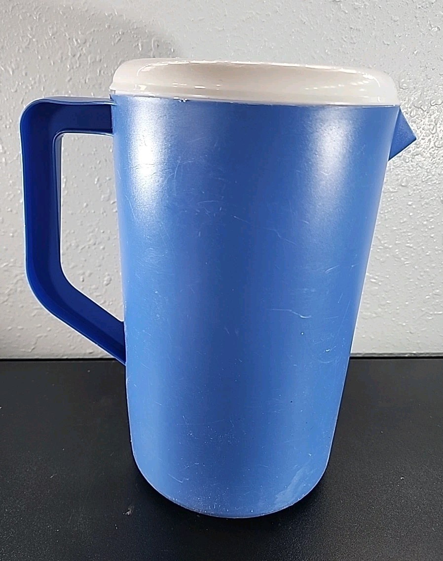 Rubbermaid 1 Gallon Pitcher Blue #2718 With Lid USA Made Vintage