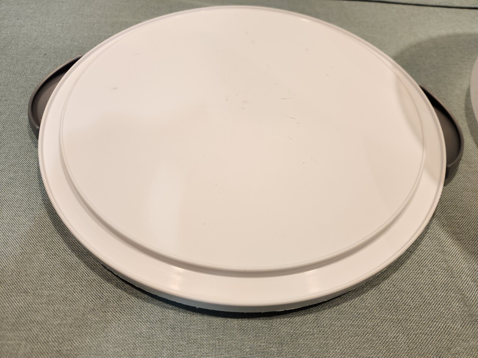 Sterilite Round 12″ Size Cake Carrier w/Dome Cover-Handle- Gray Latch Locks Used