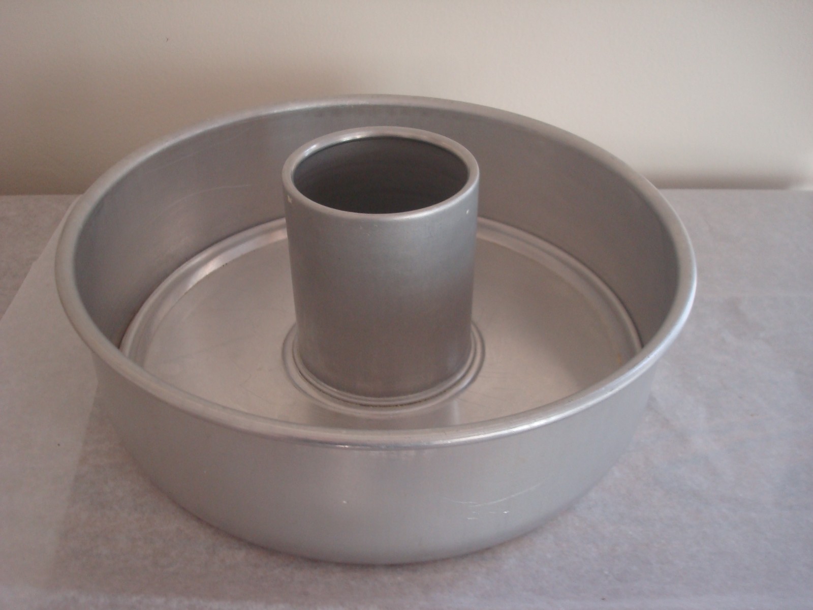 WEAREVER 3 pc 9″x3″ Round AL Cheesecake Pan w/2 Removable Centers, Made in USA