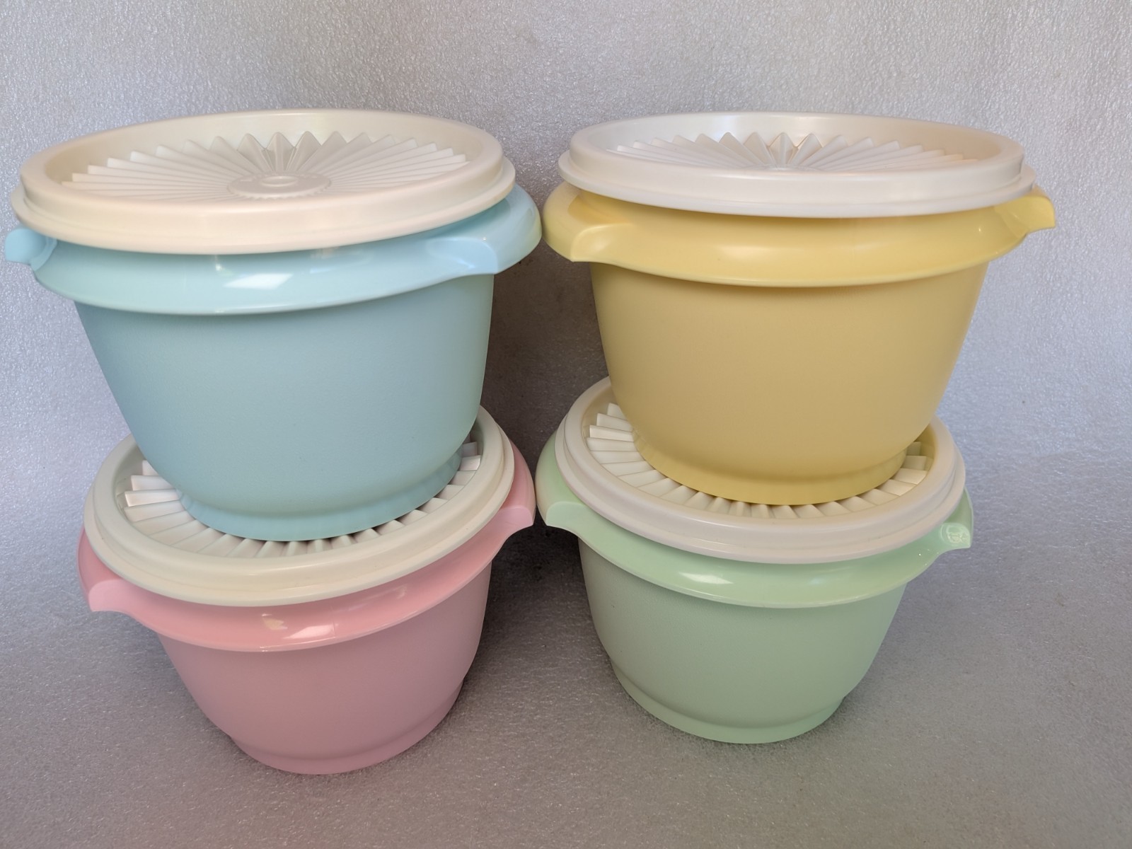 Tupperware Heritage Pastel 2 1/2 Cup Bowls Servalier Lids Set of 4 Nice 886
