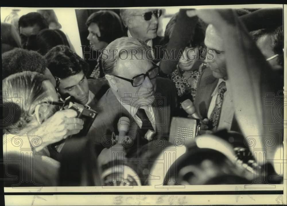 1974 Press Photo Press with Nelson Rockefeller at Candidates Conference, Chicago