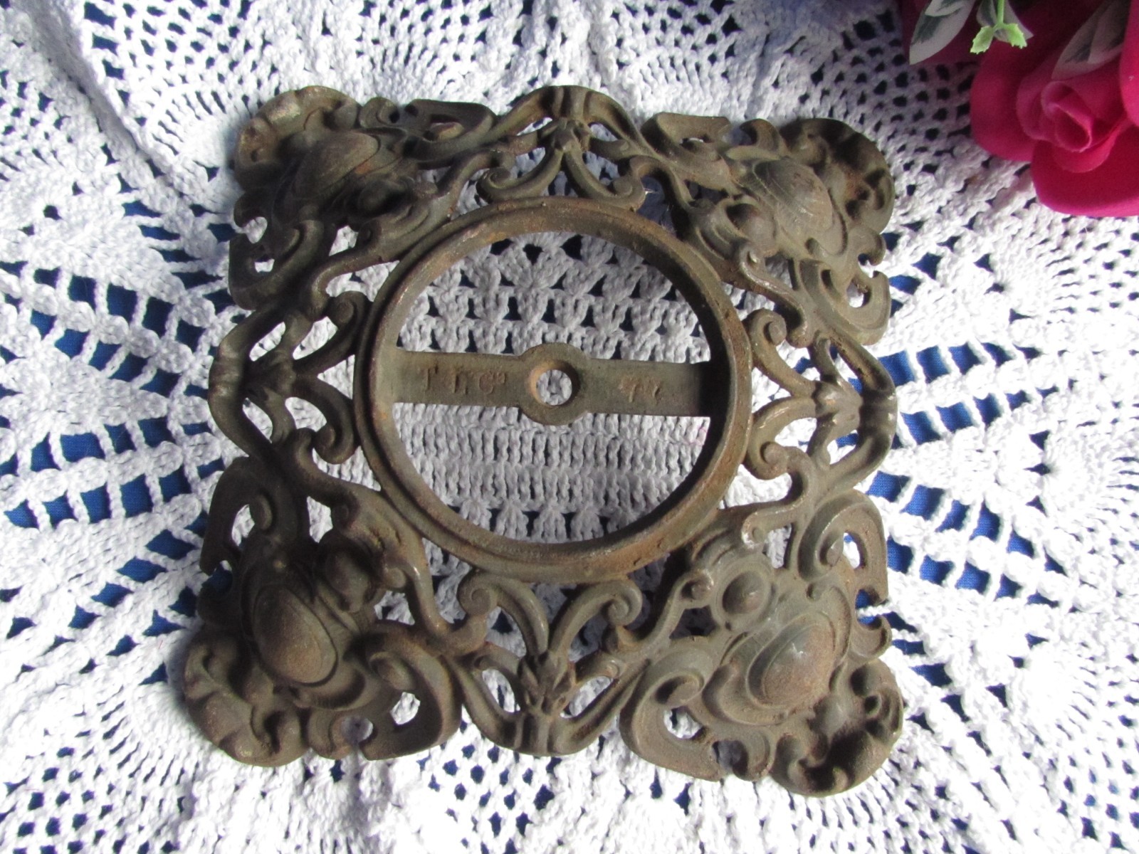 VTG CAST IRON METAL ORNATE FOOTED LAMP BASE 7 1/4″ WIDE 2″ TALL ( I ) MARK TLC