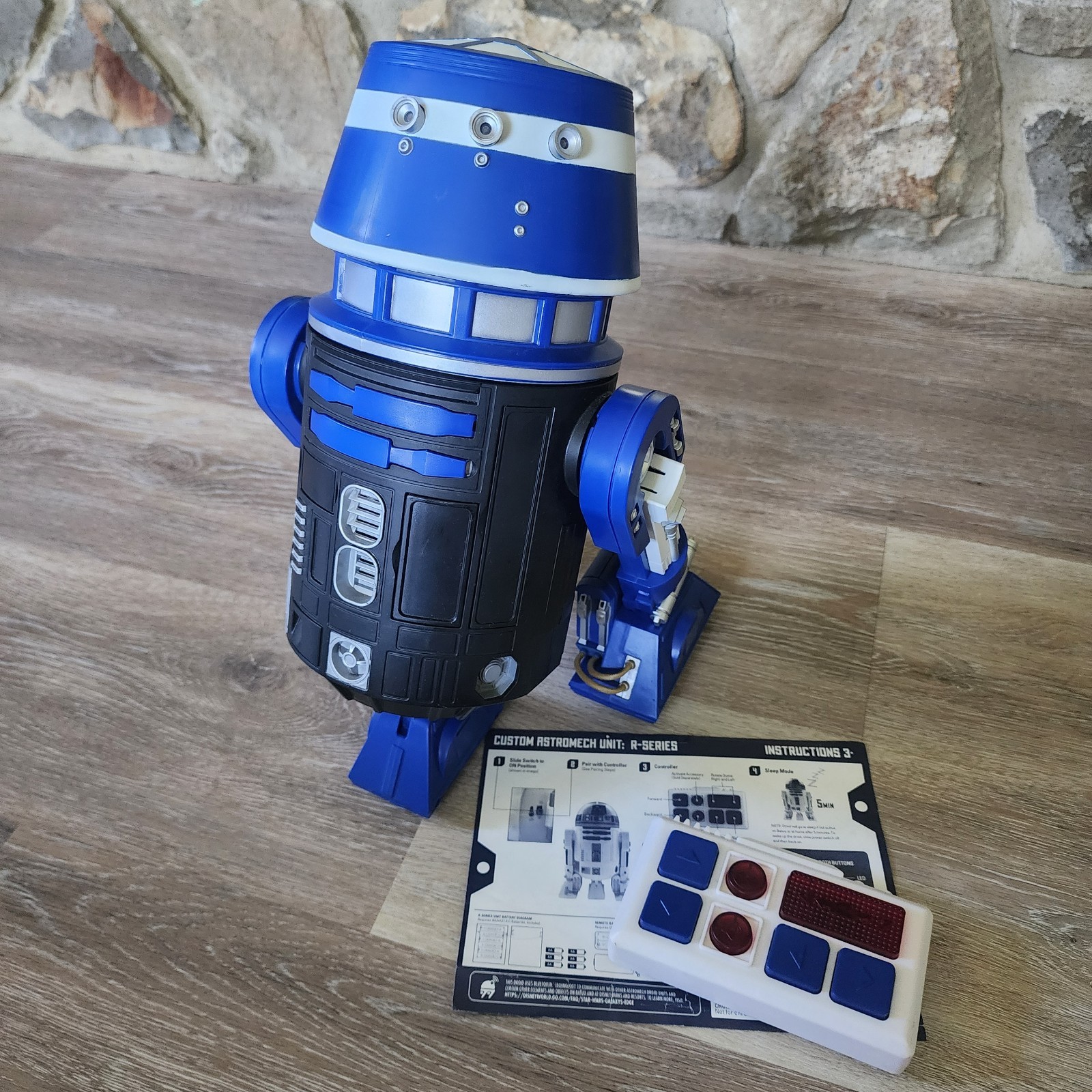Galaxy’s Edge Star Wars Droid Depot Droid, Black and Blue, w Remote