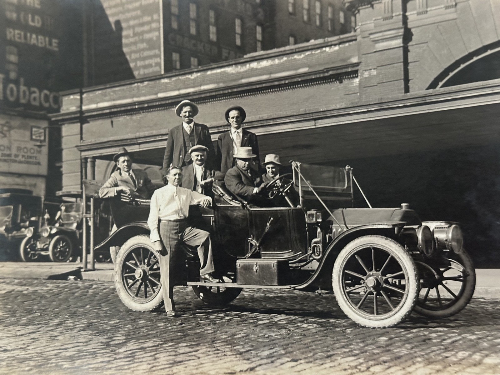 ANTIQUE PACIFIC NORTHWEST IMAGE: AUTOMOBILE WITH 7 MEN IN TOWN FP433