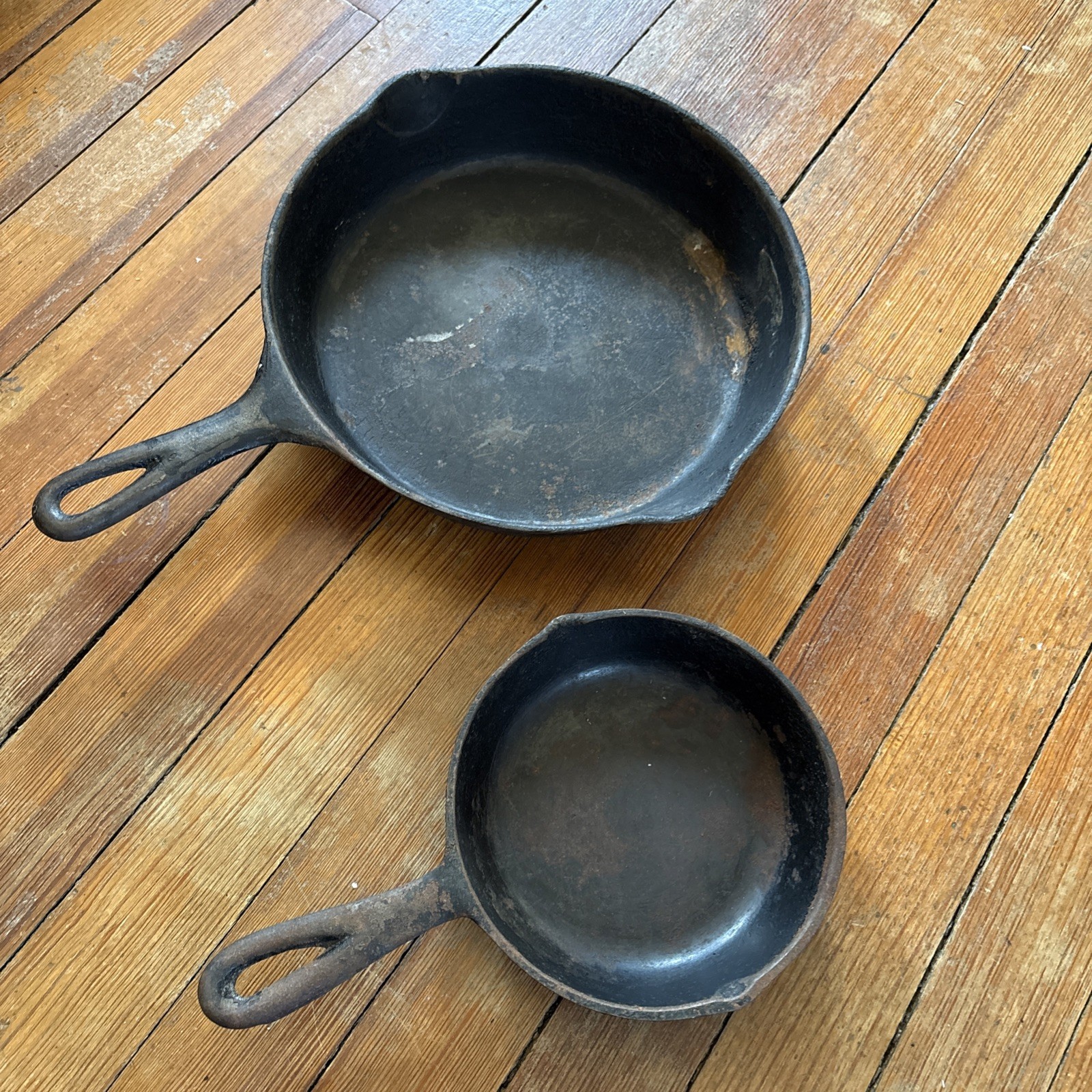 Lot of Two Vintage Cast Iron Unbranded Frying Pan/Skillets 10.5”/6.5″