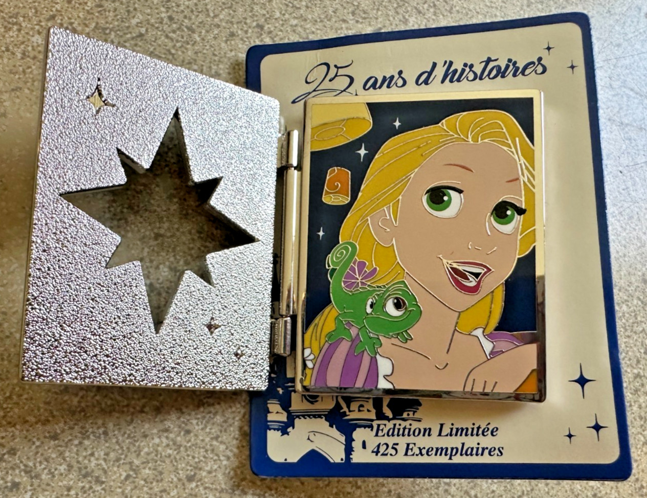 DISNEY PIN RAPUNZEL & PASCAL 25 YEARS OF HISTORY HINGED BOOK 126474 TANGLED