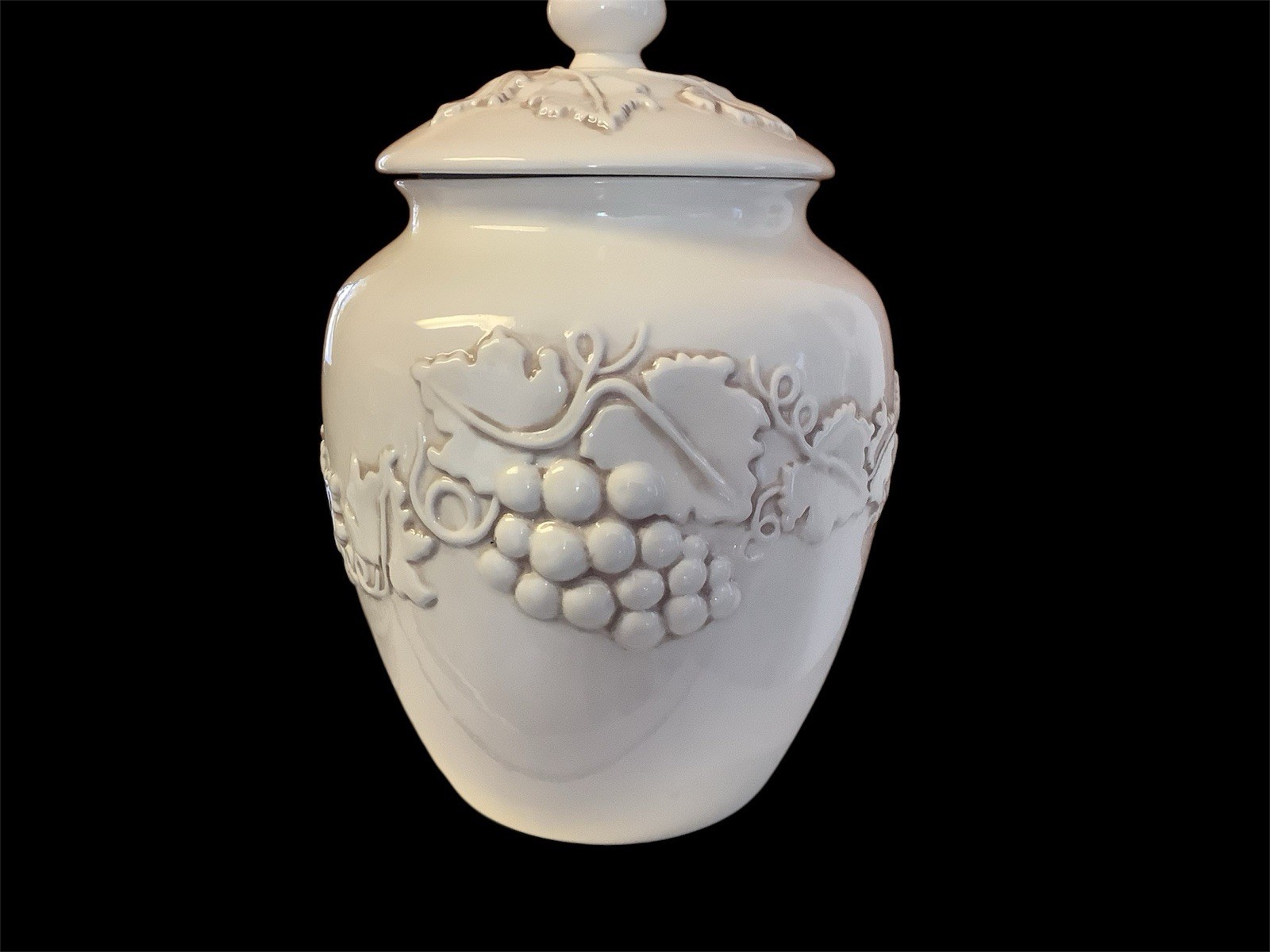 INSPIRADO USA Ceramic Large Ivory White Grape Pattern Canister or Cookie Jar 11″