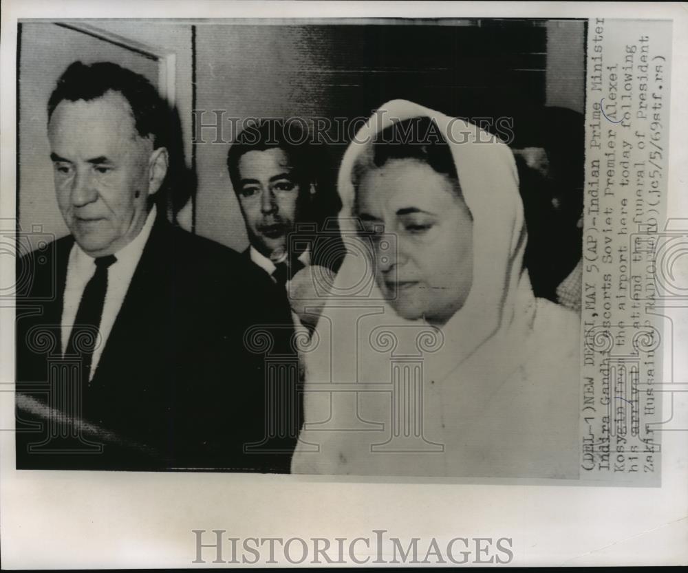 1969 Press Photo Indian PM Indira Gandhi meets Soviet Prem. Kosygin at airport
