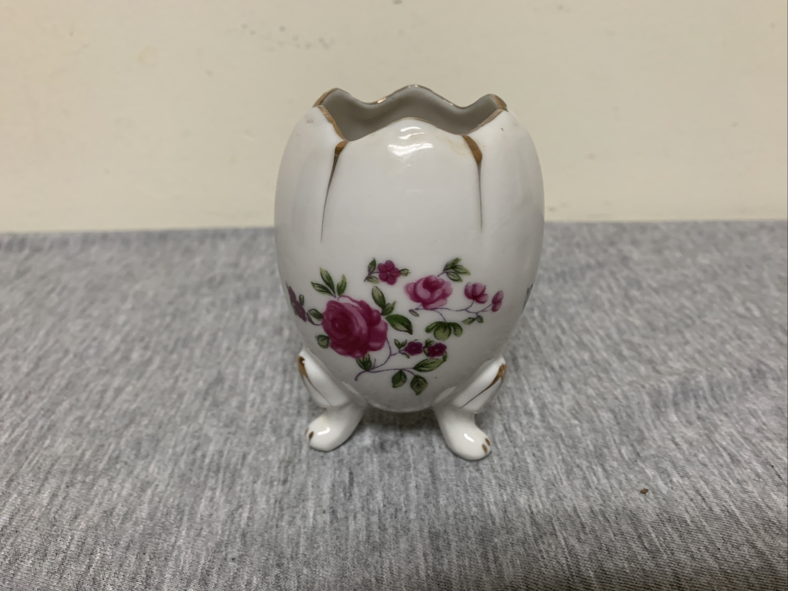 Vintage Small 3.5” Porcelain Footed Cracked Egg Floral w/Gold Gilding Vase Japan