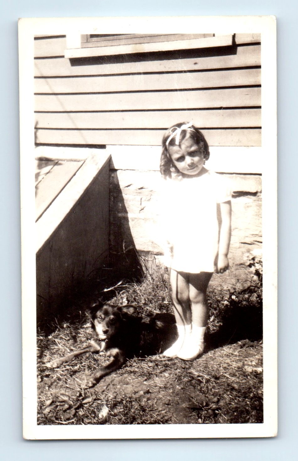 Old Vintage Photo SOLO GIRL AND DOG OUTSIDE HOUSE ORIGINAL SNAPSHOT PICTURE