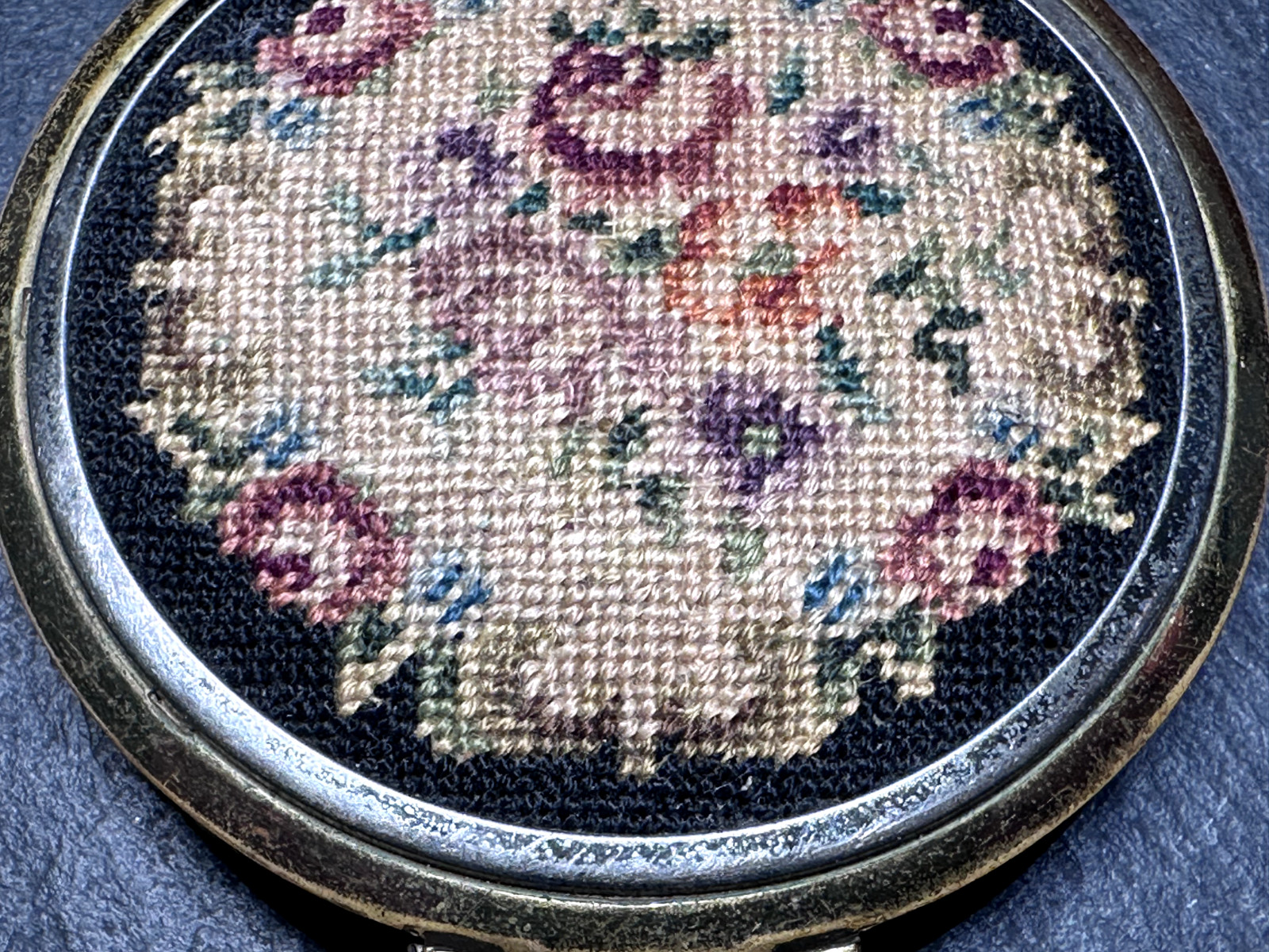 VINTAGE FLORAL NEEDLEPOINT 2.5″ POWDER COMPACT WITH GOLDEN MESH BASE E299