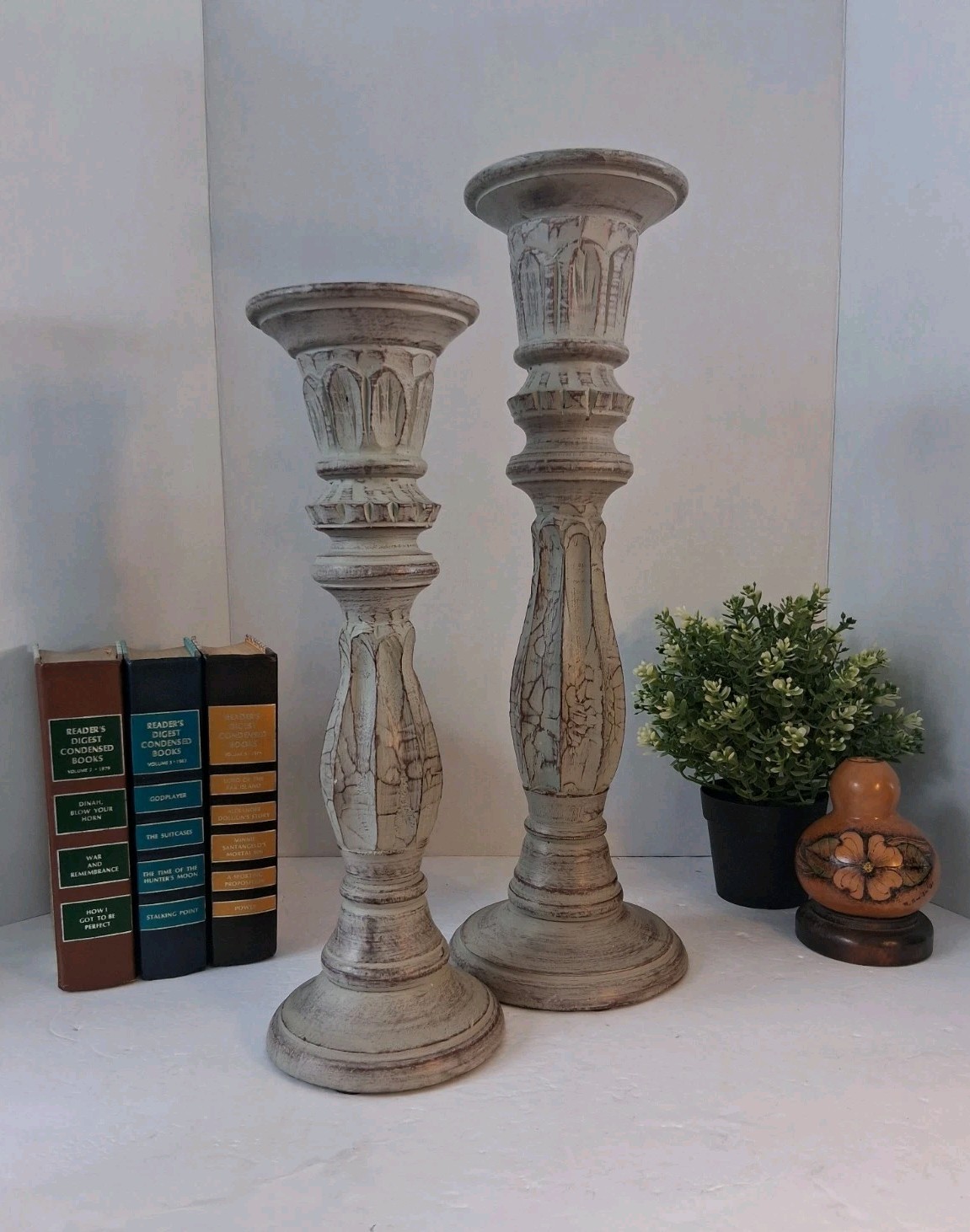 NWT Deco 79 Traditional Distressed White Mango Wood Pillar Candle Holders – Pair