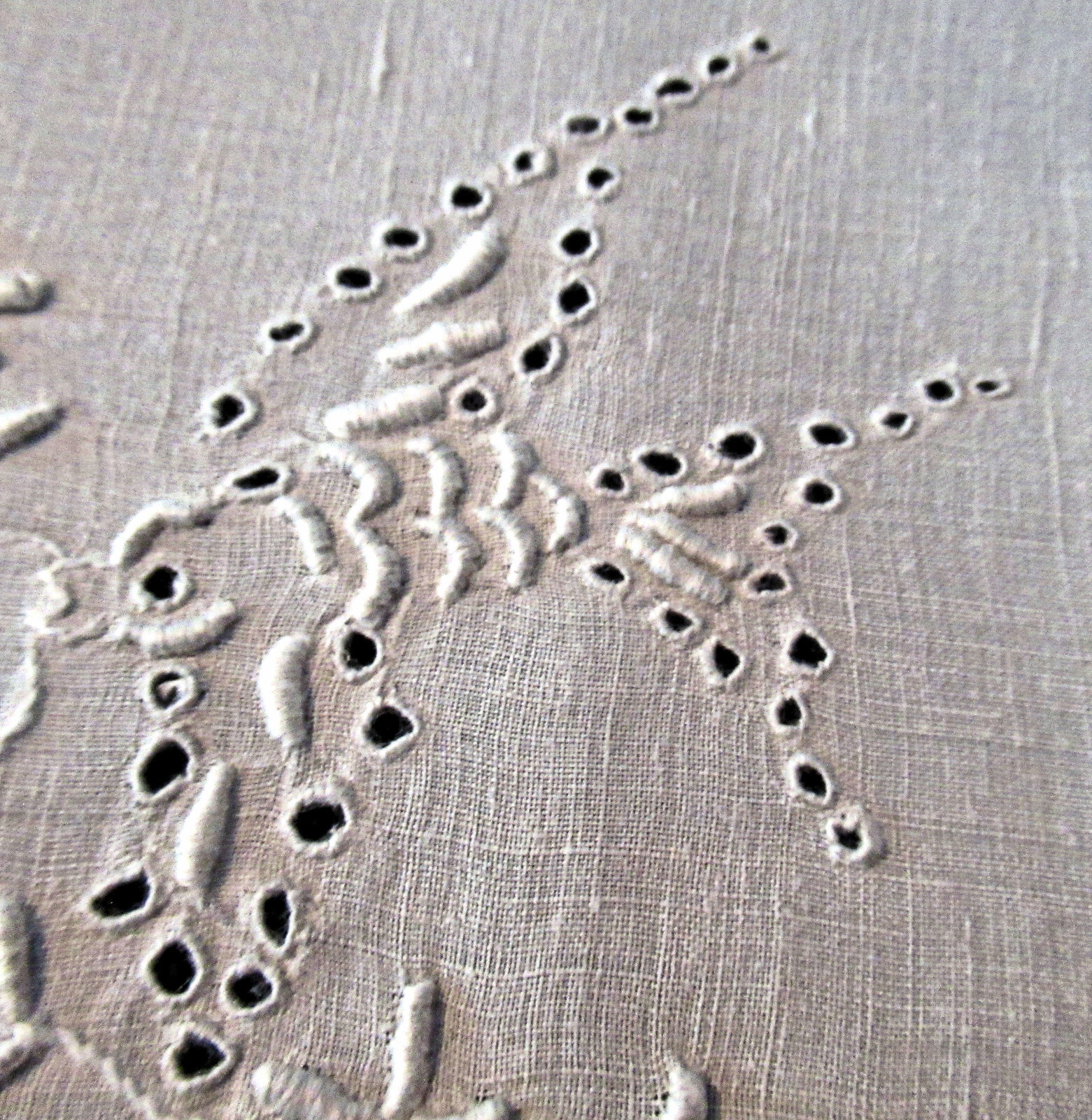 Vtg Doily 7″ Round Linen Handmade Figural Lace Bird Whitework Embroidery Flowers