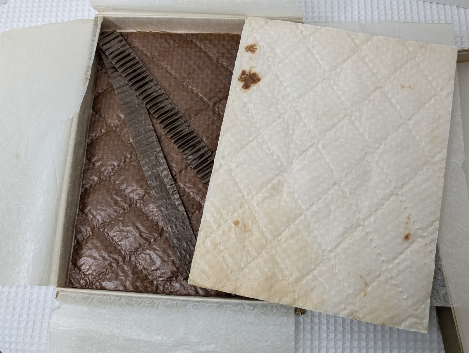 Vtg Lindt Assorted Chocolates Candy Box Empty Bonbon Taster Swiss Paper Liner