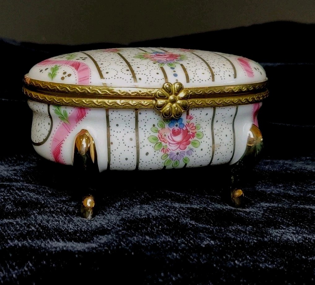 Vtg Rose Ivy & Stripe Pattern Oval 3″X 2.5″X 1.75″ Gold Color Feet Trinket Box