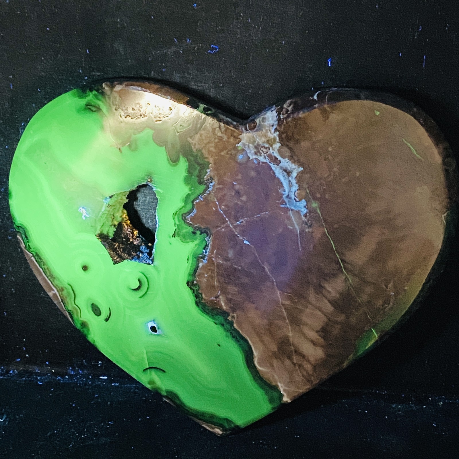 Natural Rare Volcanic Agate Crystal Heart carving 2660G (UV reactive crystal)