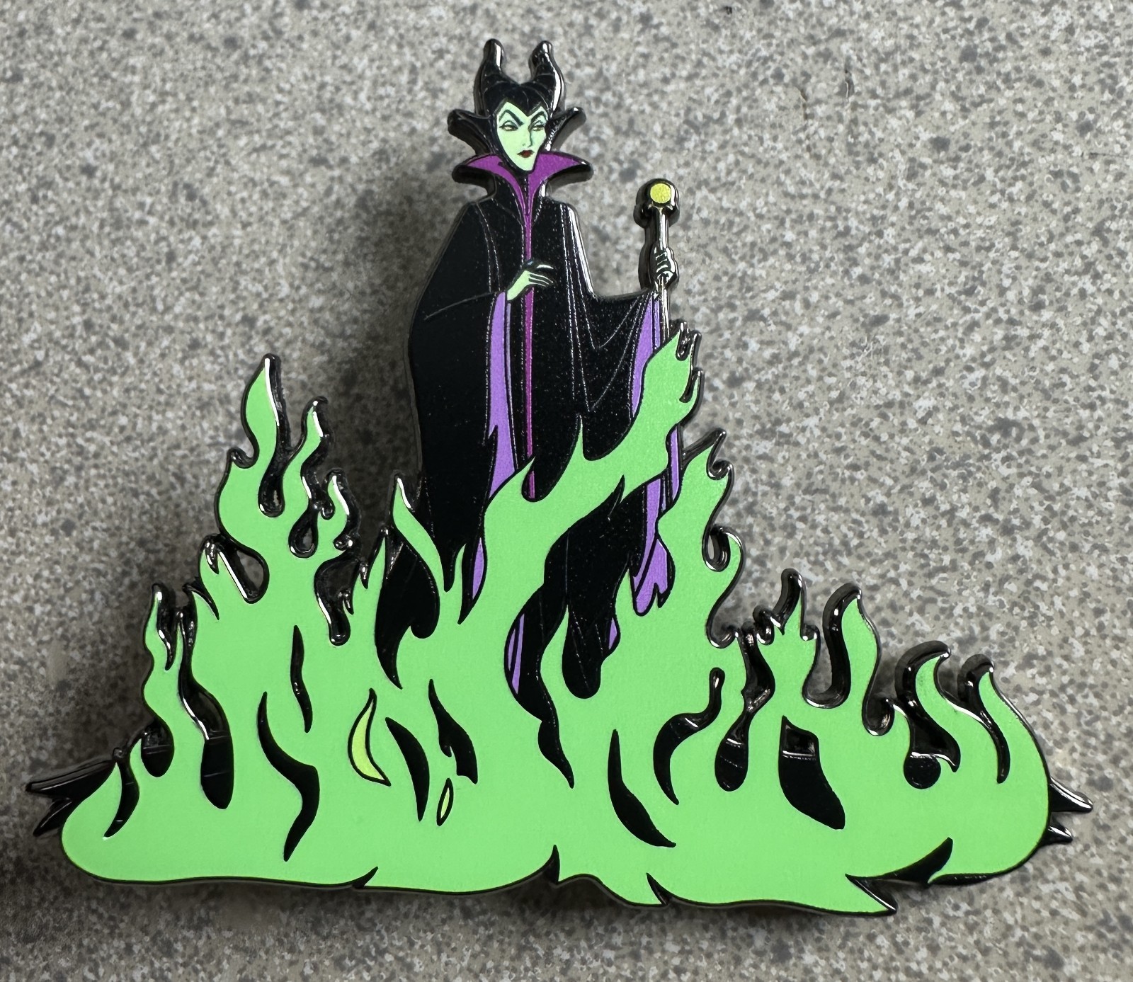 PIN MALEFICENT IN GREEN FLAMES 3″ JUMBO FANTASY NEW SLEEPING BEAUTY AURORA