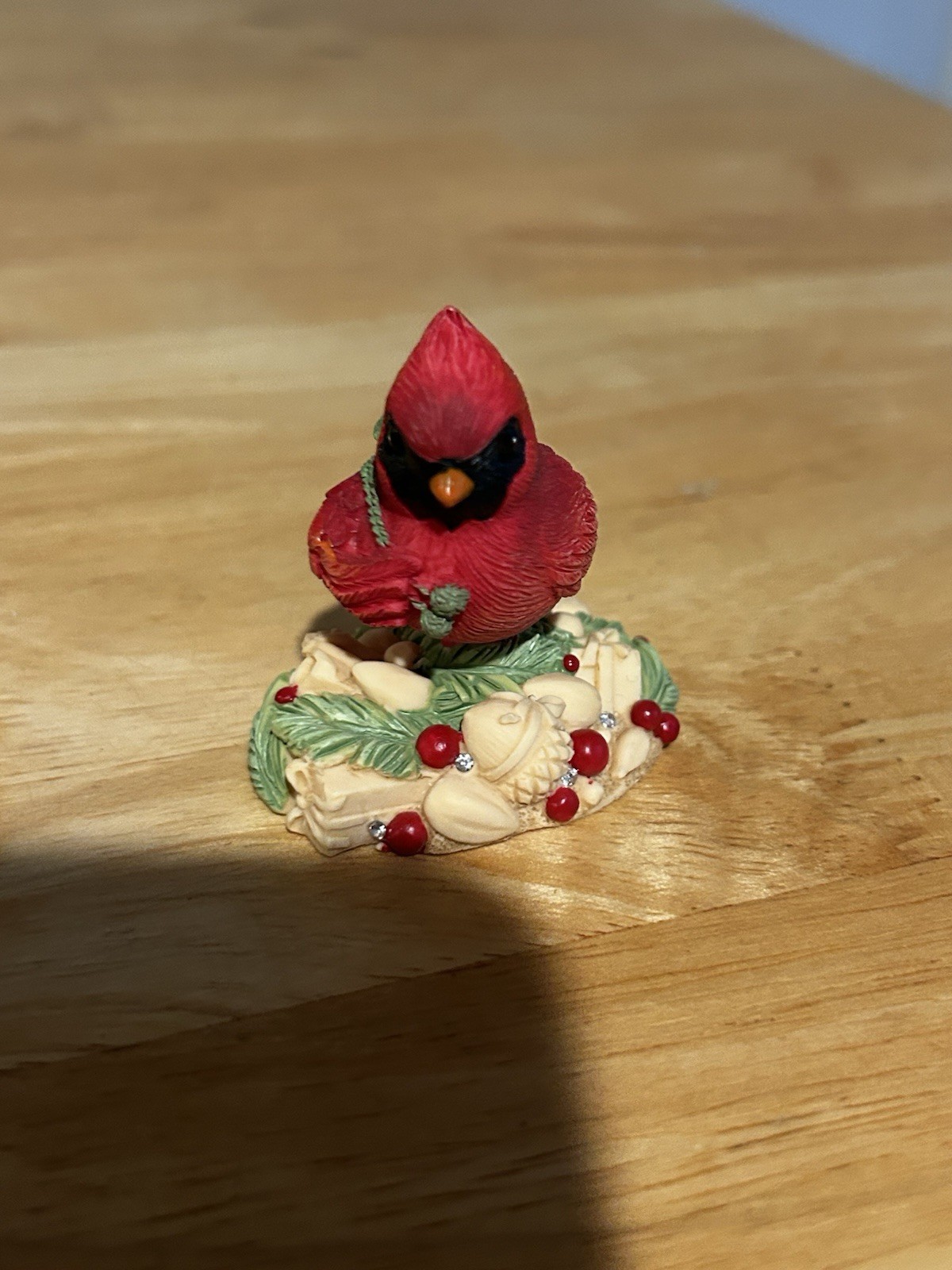 Presents for the Birds – Cardinal with bag Heart of Christmas Figurine – 6003895
