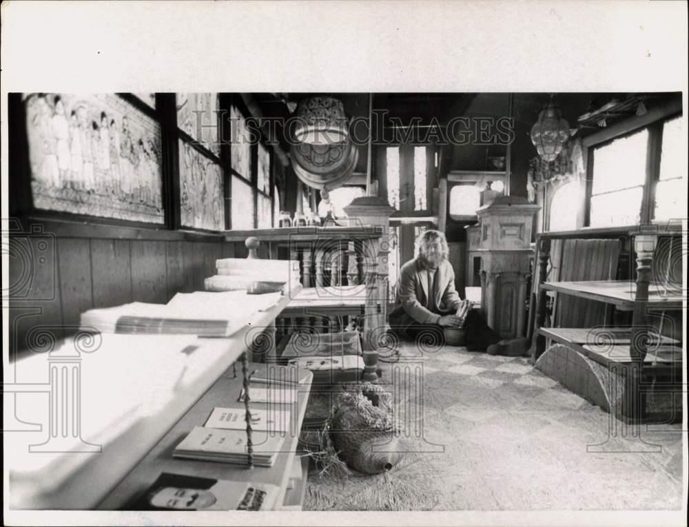 1971 Press Photo Charlie Morton in a bus he converted to a shrine in Tacoma, WA