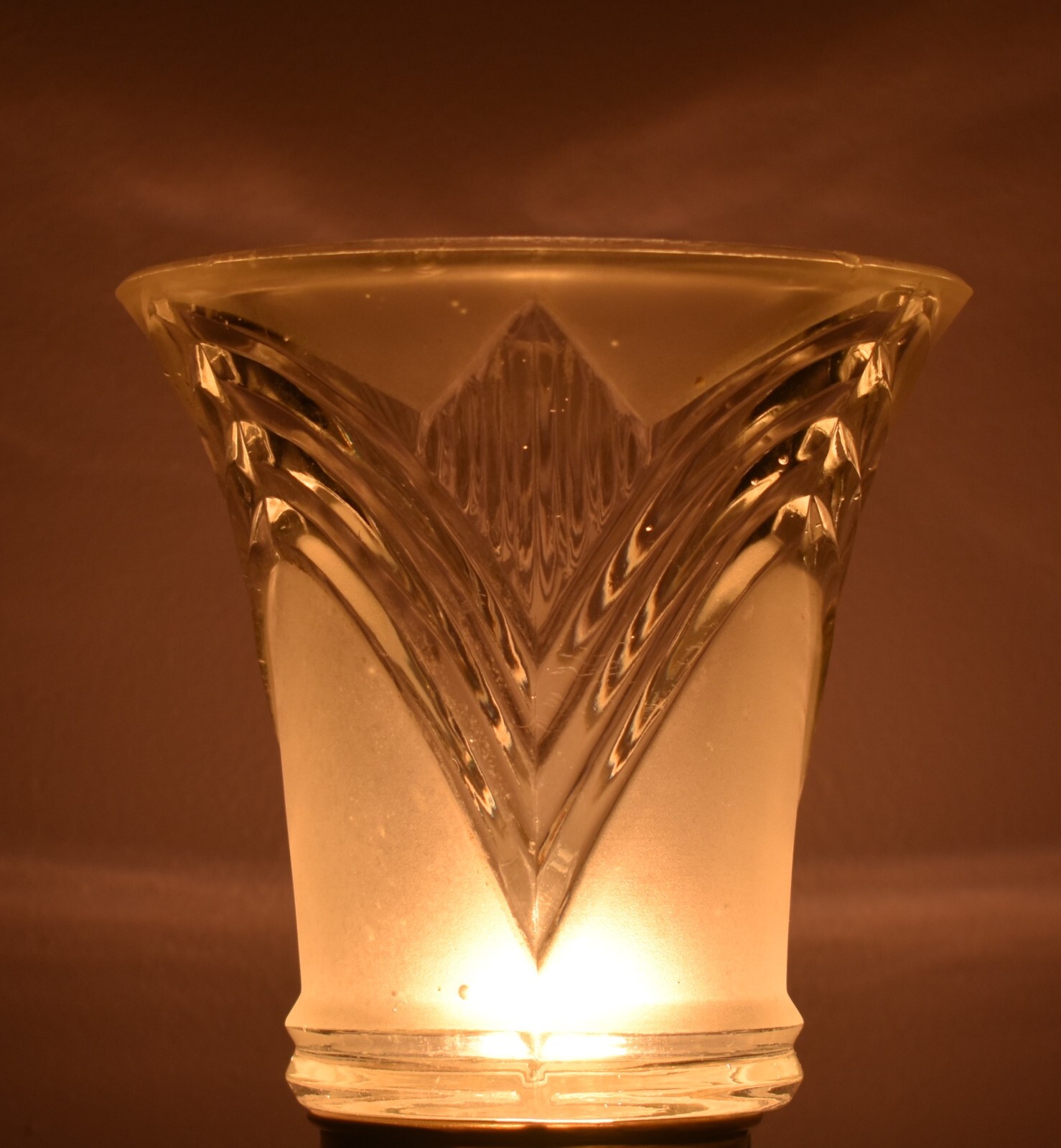 VINTAGE KOHLER 1988 FROSTED CUT TO CLEAR GLASS CHEVRON LAMP SHADE 2 1/4″