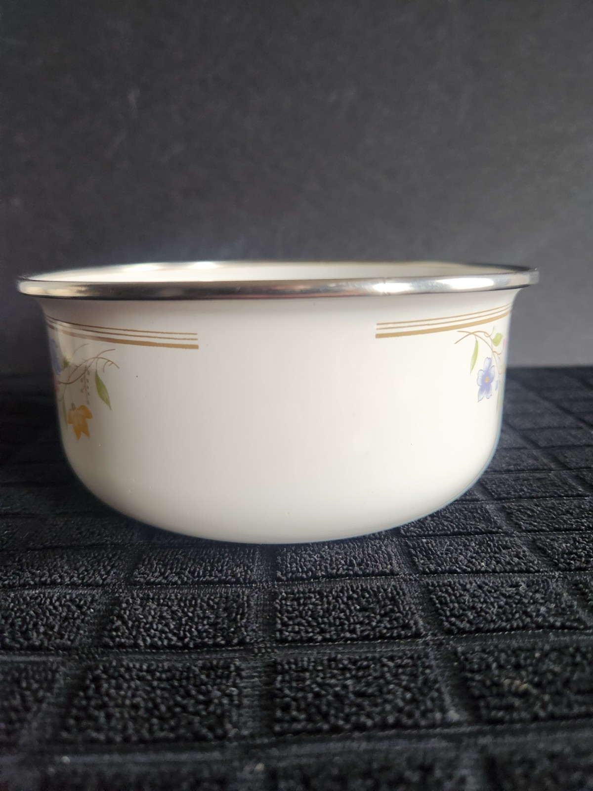 2 Enamelware Nesting Bowls with Multicolored Floral Pattern • 6¾” & 5¾” Diameter