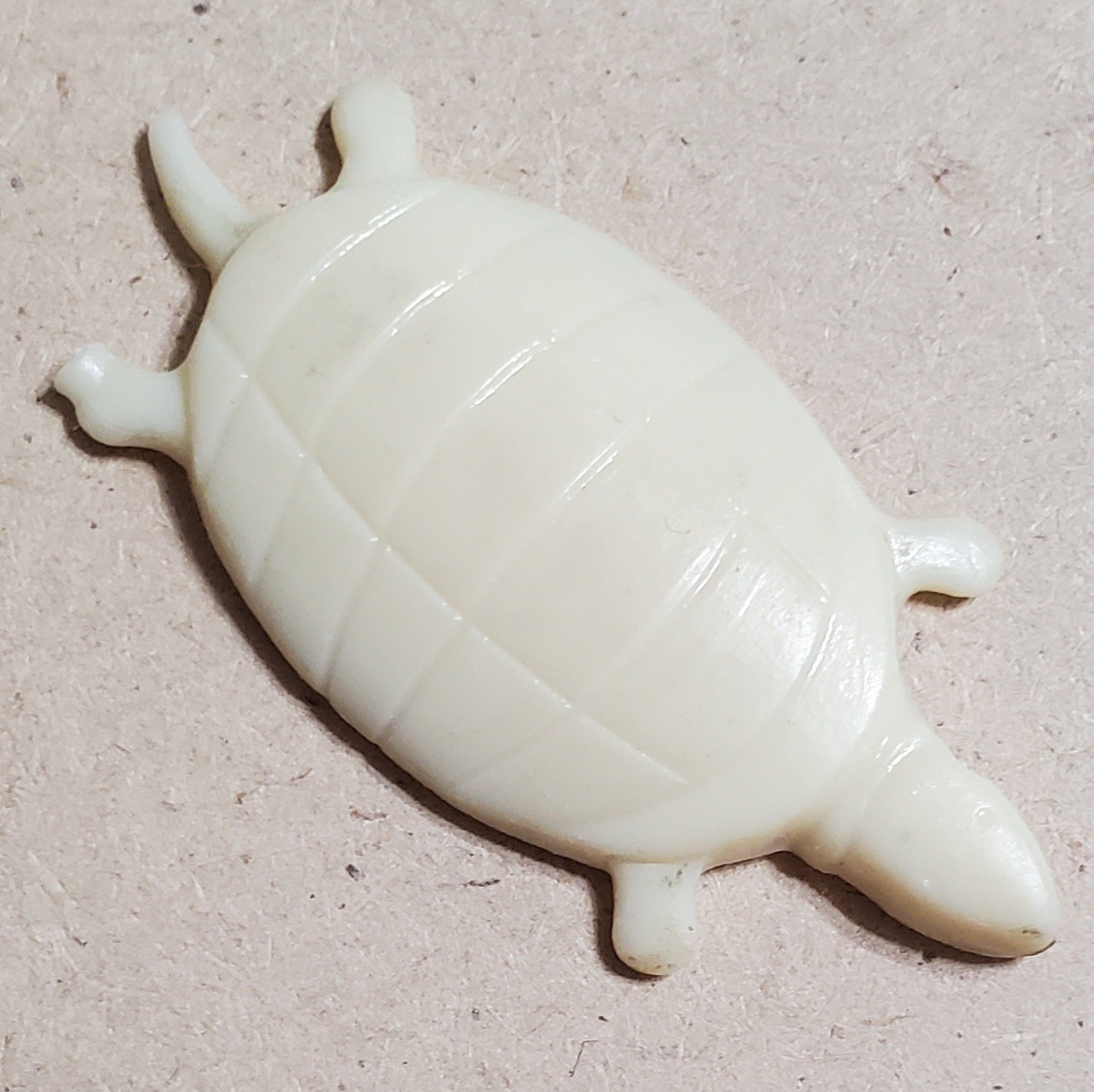1947 Turtle (Ivory Color) Gits Molding Co. Plastic Flat CRACKER JACK Z-1107