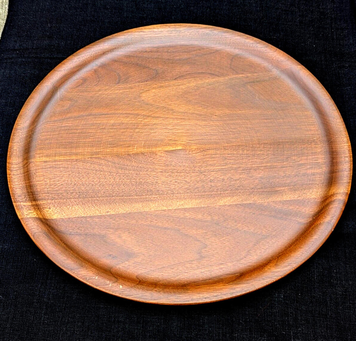VTG WALNUT WOODEN ROUND SERVING TRAY HEIRLOOM GIFTWOOD MURFREESBORO TENN. 14.25″