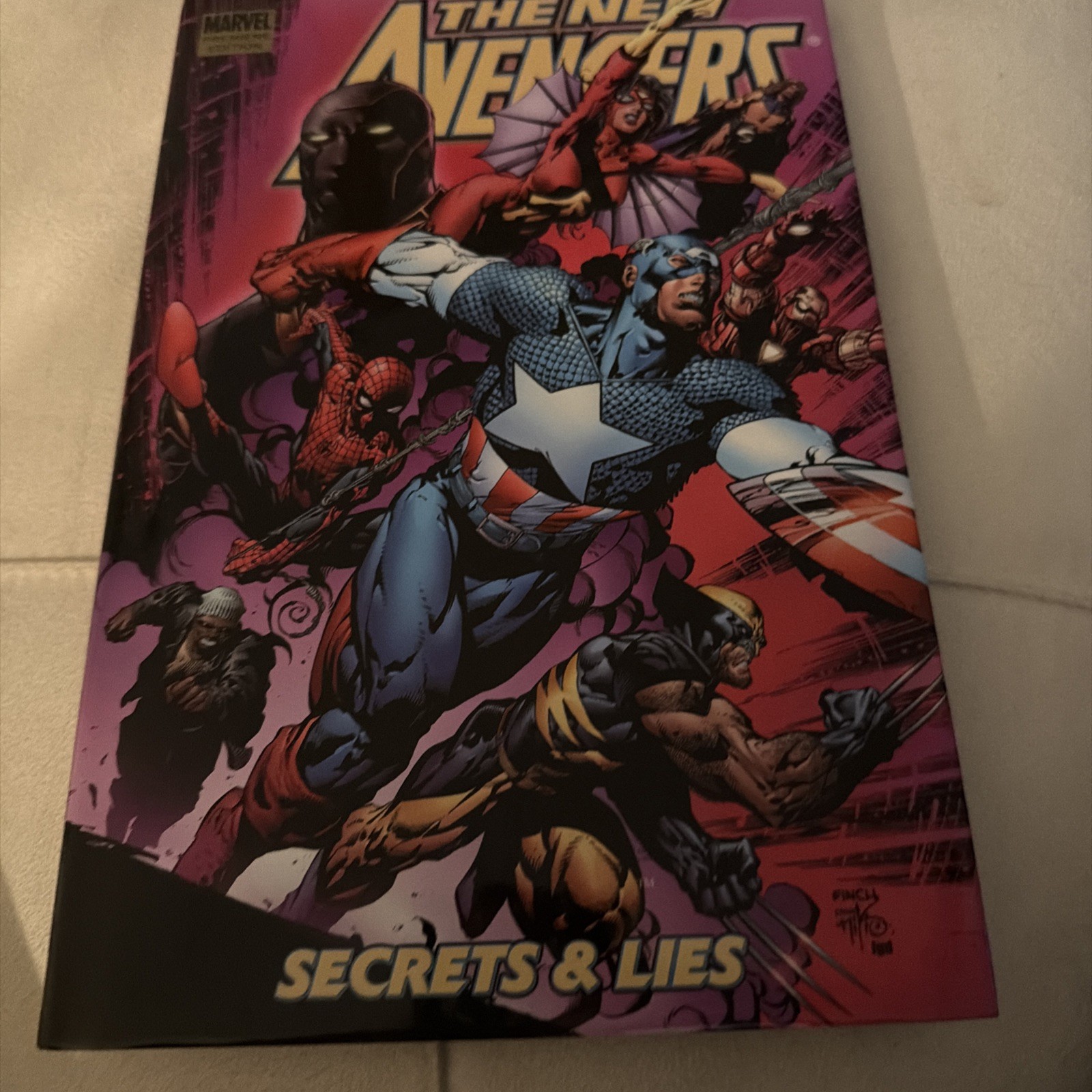 The New Avengers : Secrets And Lies by Bendis Finch Cho -hardcover