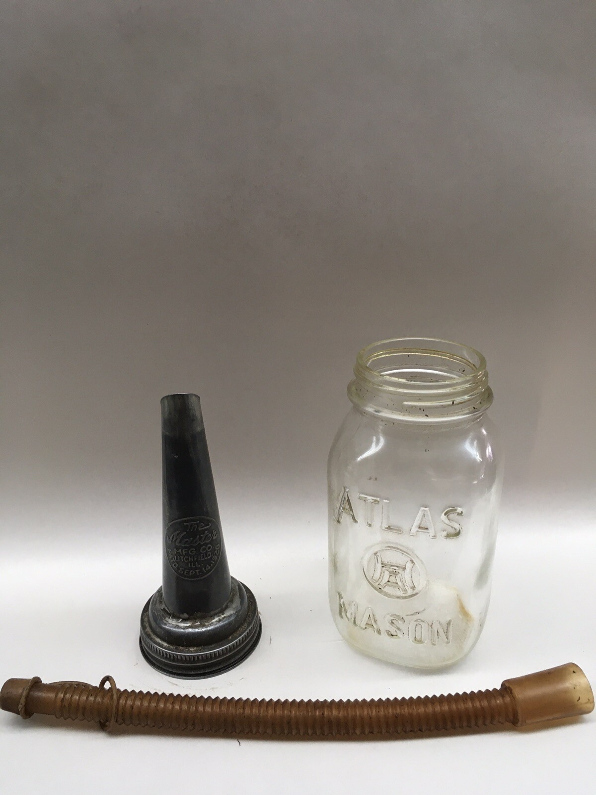1926 The master mfg co motor oil metal spout and atlas bottle and pour litchfiel