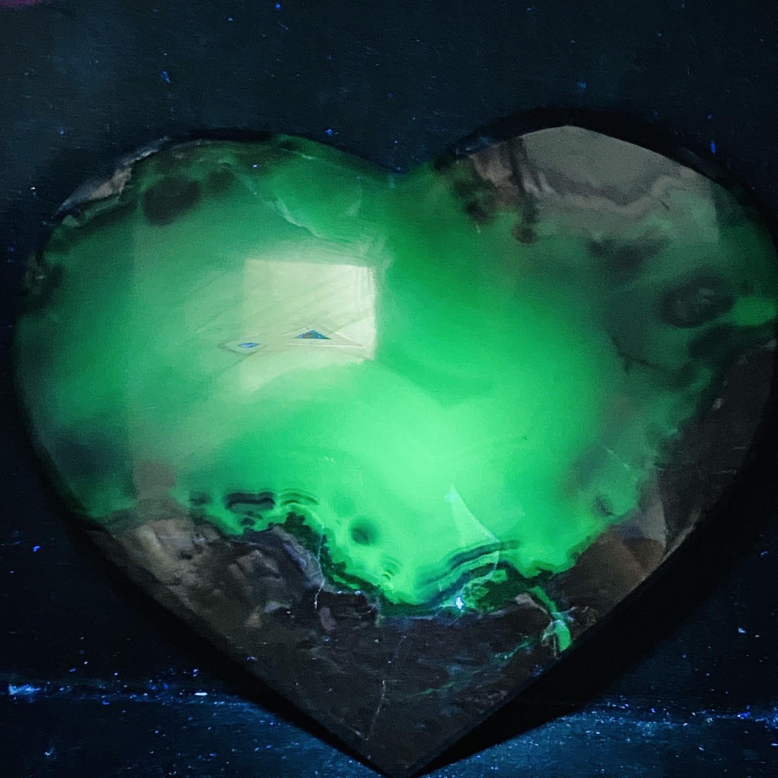 Natural Rare Volcanic Agate Crystal Heart carving 4560G (UV reactive crystal)