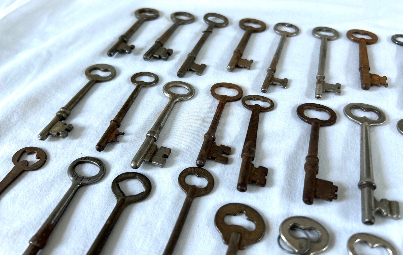 Antique Barrel Skeleton Key Lot Over 150 Keys Old Furniture Clock Cabinet As-Is