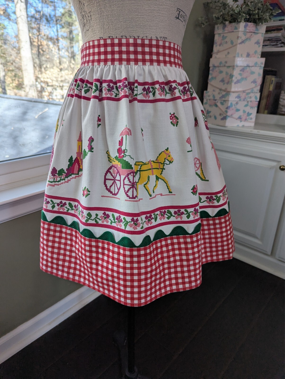 KITCHEN APRON hm w/VTG tbc w/Pretty BELLES – HORSE’s Carriage/Red Gingham Trims