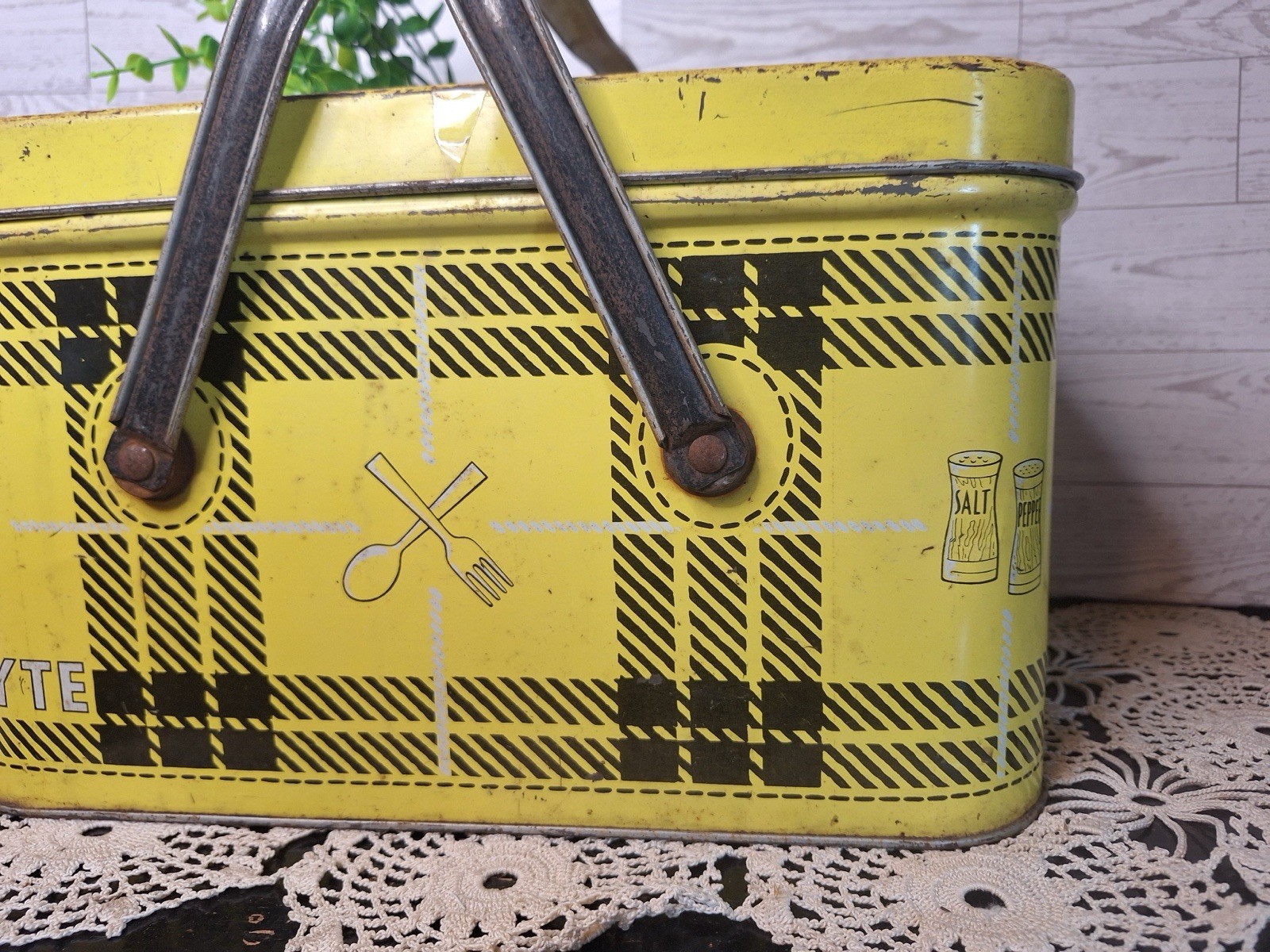 Vntg. Nesco Picnicryte Yellow/Black Plaid Metal Picnic Basket, Picnic Tin
