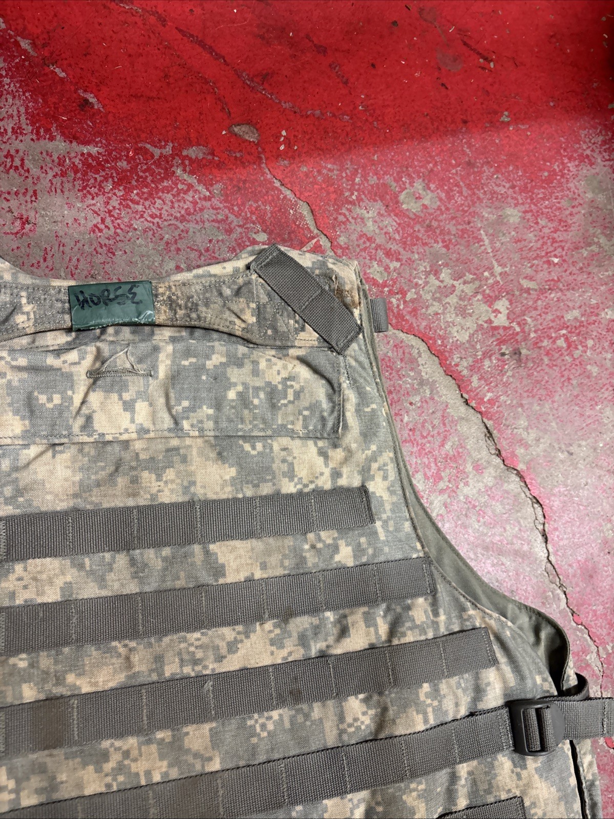 ARMY ACU PLATE CARRIER MEDIUM w/ INSERTS lot R