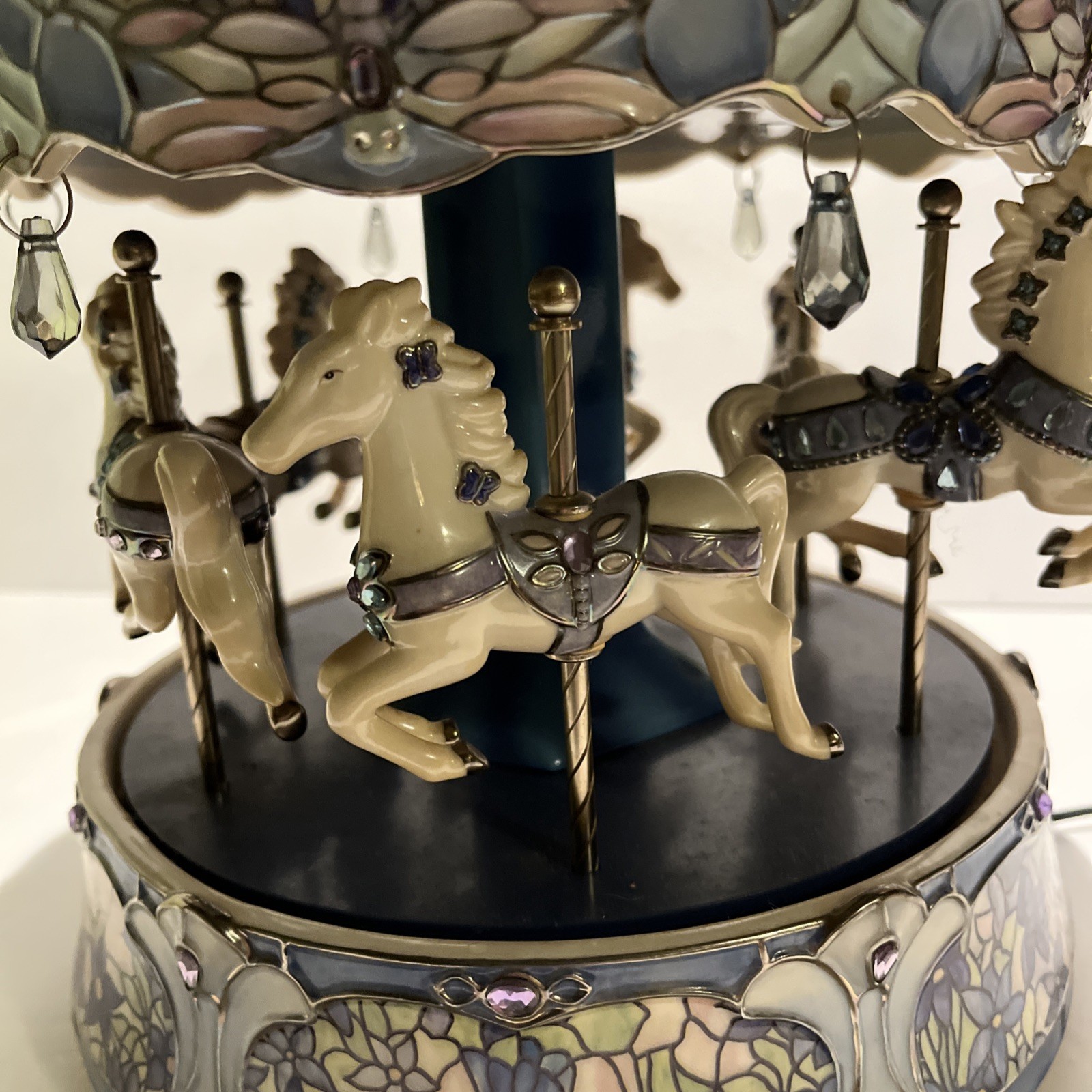 RARE DREAM DANCERS Lighted Dragon Flies/Stained Glass “Carousel Waltz” Music Box